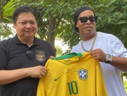 Foto Bertemu Ronaldinho, Airlangga Hartarto Dihadiahi Jersey Timnas Brasil