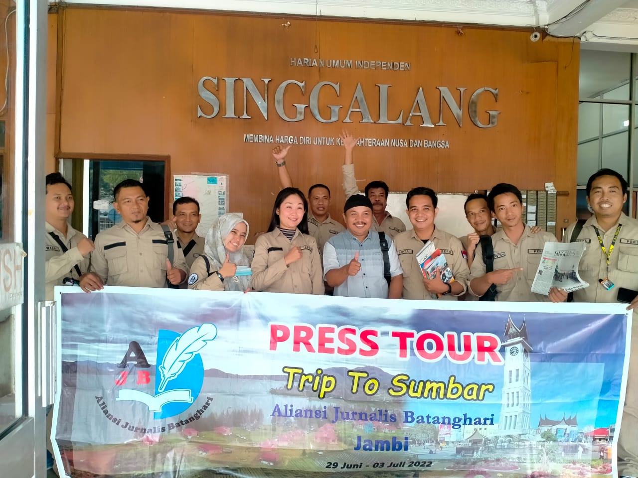 Foto Press Tour AJB ke Harian Singgalang