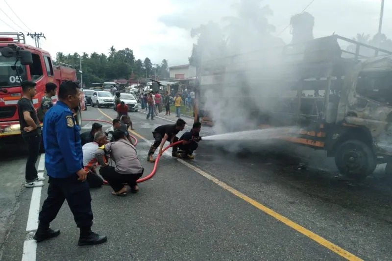Foto Bawa 12 Motor dari Padang, Truk Ekspedisi Terbakar