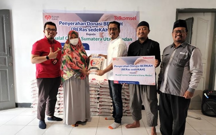 Foto Telkomsel Serahkan Donasi untuk Dhuafa dan Lansia di Wilayah Operasional Sumatera