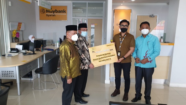 Foto Unit Usaha Syariah Maybank Indonesia Salurkan Bantuan Kurban