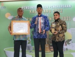 Foto Wali Kota dan Ketua DPRD Bukittinggi Terima Anugerah Nirwasita Tantra 2021