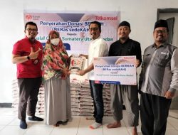 Foto Telkomsel Serahkan Donasi untuk Dhuafa dan Lansia di Wilayah Operasional Sumatera