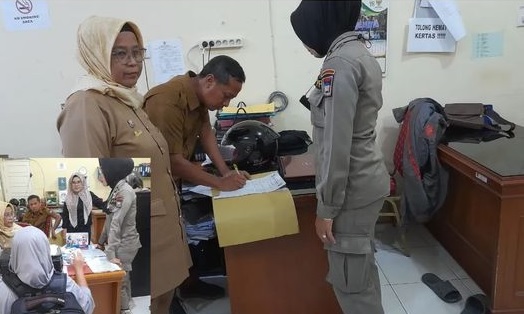 Foto Satpol PP Padang Selamatkan Perempuan Terlantar di Terminal