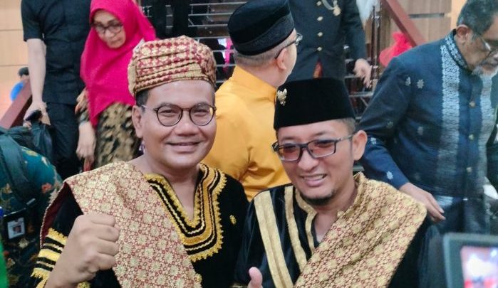 Foto Gunakan Pakaian Adat Minang, Kepala Departemen Komunikasi Semen Padang Dikira Datuk oleh Ketua DPRD