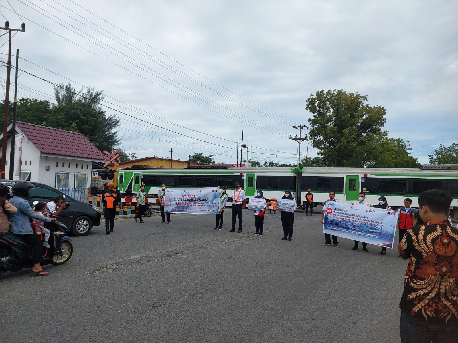 Foto Angka Kecelakaan Tinggi, PT KAI Divre II Sumbar Kampanye Keselamatan di Perlintasan Sebidang