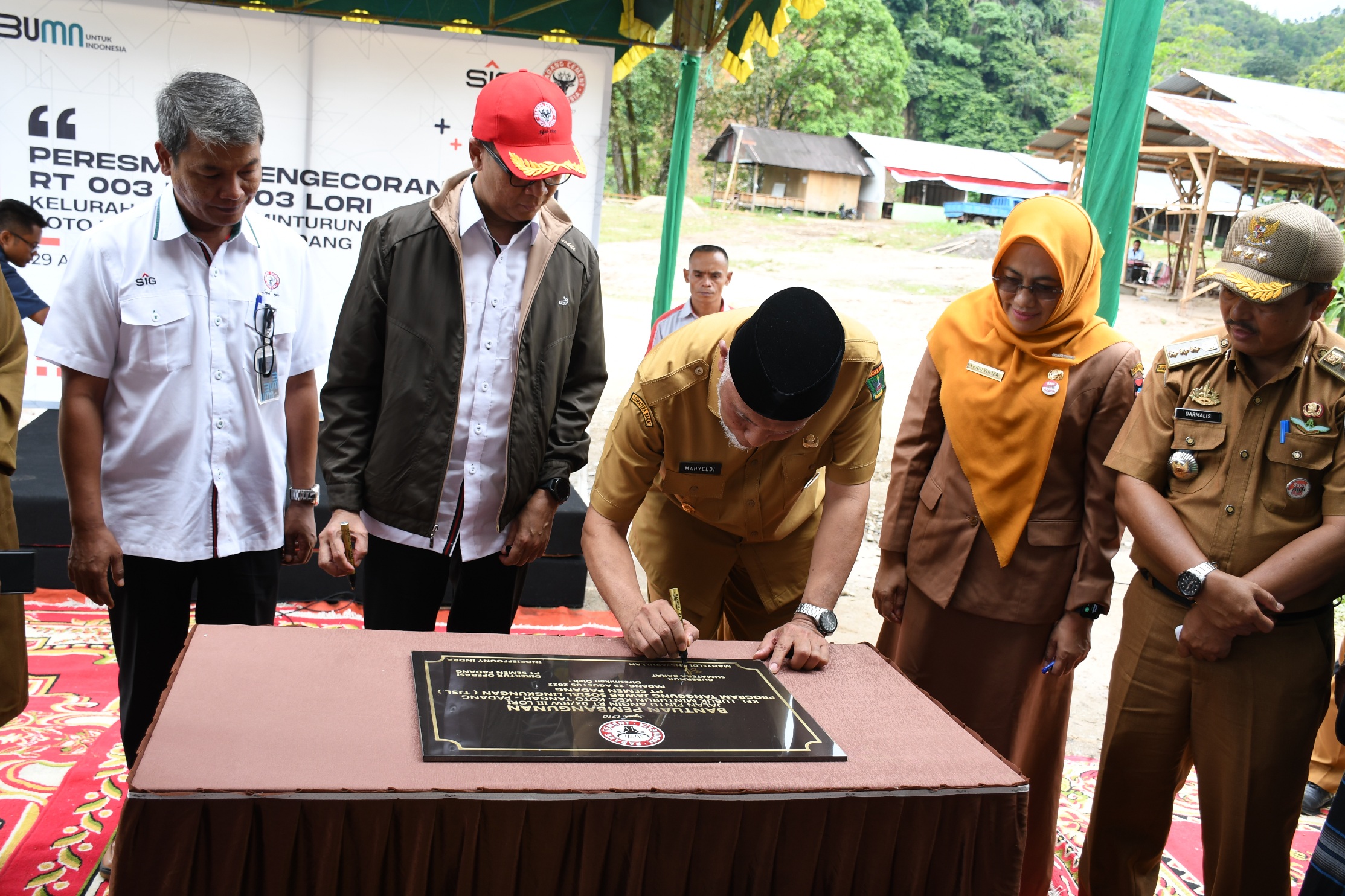 Foto Dibangun Semen Padang, Gubernur Sumbar Resmikan Jalan menuju Pondok Pesantren Darul Ulum Padang