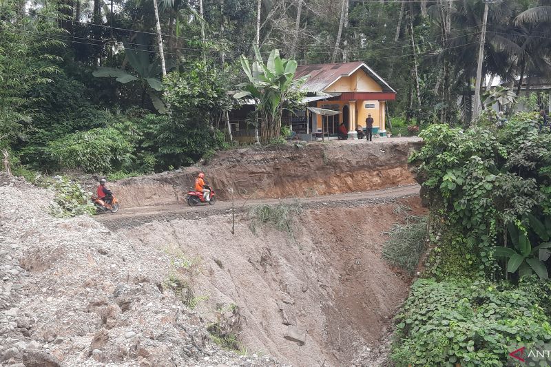 Foto Jalan Padang Pariaman-Agam Via Sungai Geringging Dapat Dilewati 