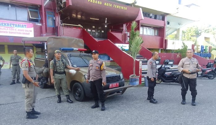 Foto Puluhan Personel Satpol PP Padang Disiagakan di Sejumlah Titik