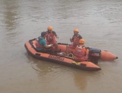 Foto Tim SAR Perluas Area Pencarian Korban Tenggelam di Sungai Rokan Kiri