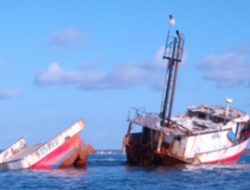 Foto Dua Kapal Alami Kecelakaan di Sungai Siak