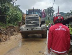Foto Semen Padang Kirim Alat Berat dan Relawan atasi Longsor Jalan Padang-Solok