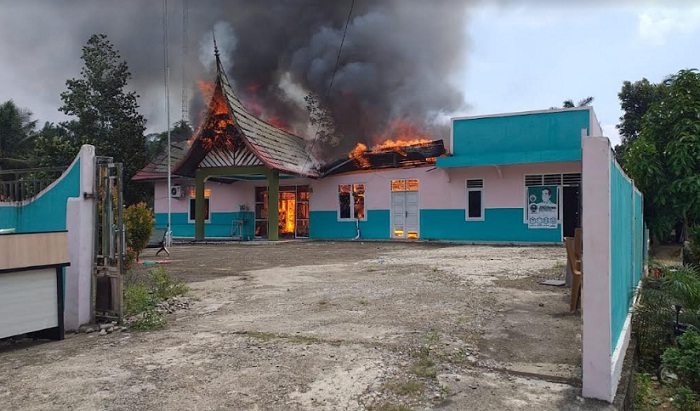 Foto Kantor Walinagari Muaro Sopan Dharmasraya Terbakar