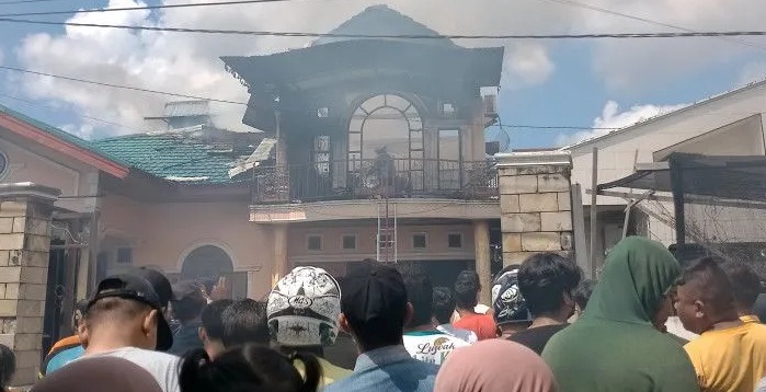 Foto Rumah Dua Lantai Ludes Terbakar di Pekanbaru