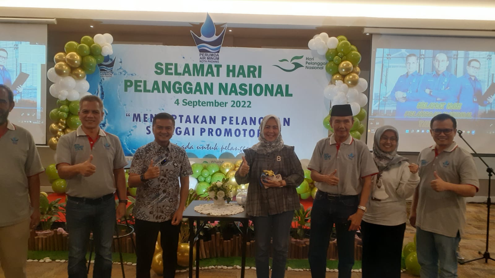 Foto Hari Pelanggan Nasional 2022, Perumda AM Kota Padang Bagikan Liontin Emas