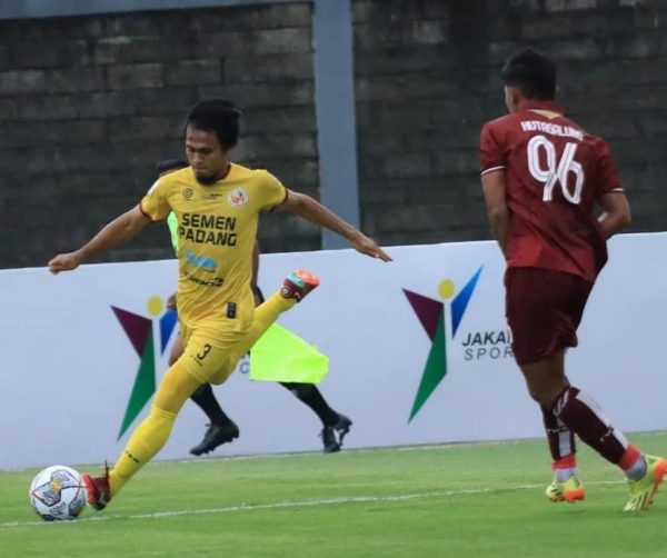 Foto Gol Penalti Kembali Hapus Asa Kemengan Semen Padang FC