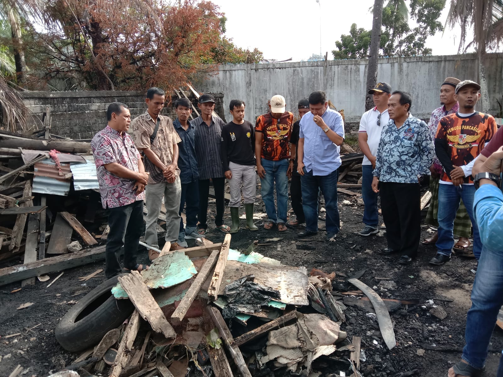 Foto DPD LPM Peduli, Irwan Basyir Bantu Korban Kebakaran Teluk Kabung Kota Padang