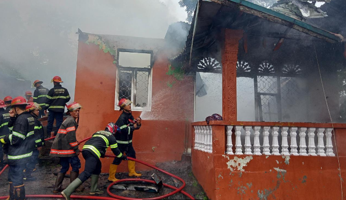 Foto Satu Rumah Warga Rawang Padang Hangus Terbakar