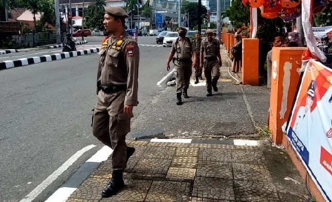 Foto Petugas Pol PP Padang Tertibkan PKL yang Masih Berjualan di Atas Trotoar