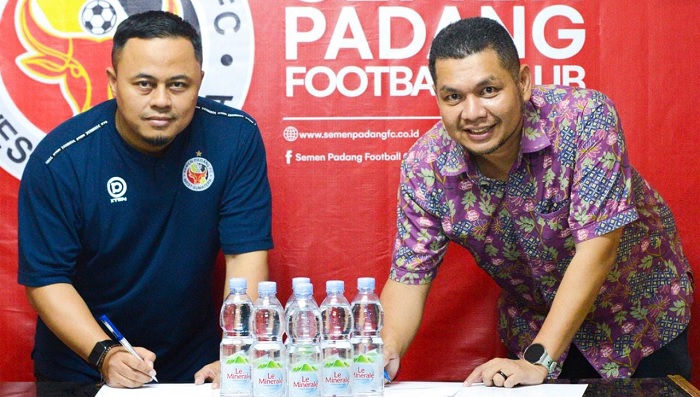 Foto Le Minerale, Kembali Jadi Minuman Resmi Skuad Semen Padang FC