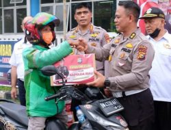 Foto Bantu Warga Terdampak Penyesuaian Harga BBM, Polda Riau Bagikan 5 Ribu Paket Sembako