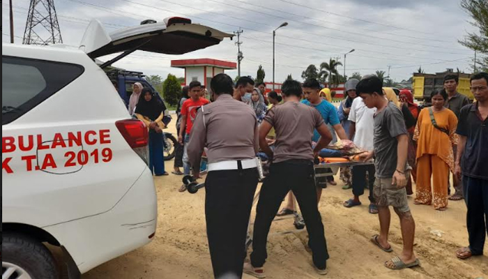 Foto Ditabrak Truk di Jalinsum, IRT Tewas Anak Luka-luka