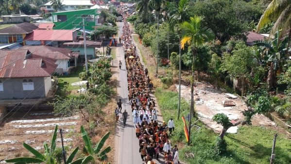 Foto Mengagumkan, Ribuan Orang Bararak di Pangian