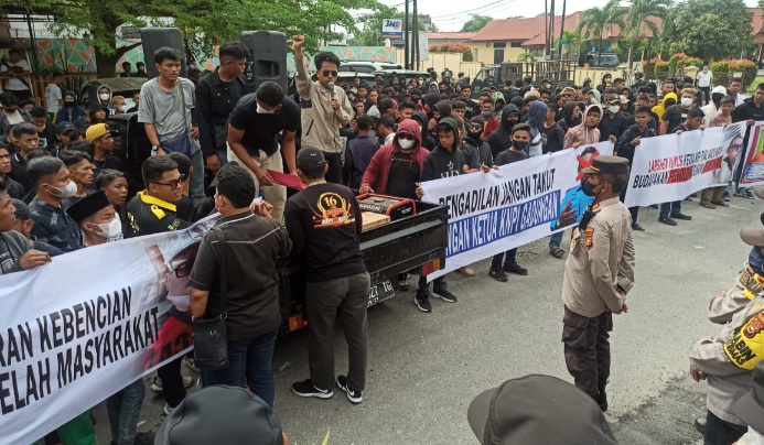 Foto Demo OKP di PN Pekanbaru, Begini Kata Larshen Yunus