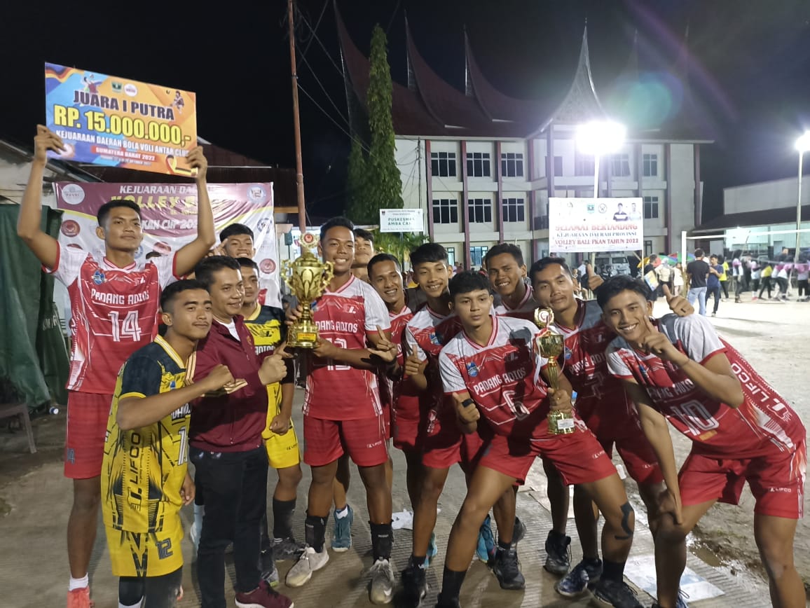 Foto Tundukan FKAN Padang, Tim Voli Padang Adios Boyong Piala Bergilir FKAN Cup 2022
