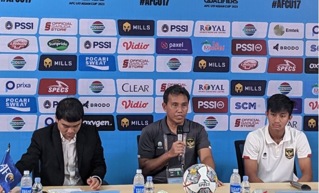 Foto Bima Sakti Akui Kesalahannya Sebagai Pelatih Usai Timnas U-17 Kalah Telak dari Malaysia