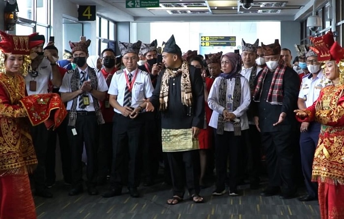 Foto Air Asia Mendarat di BIM, Penerbangan Padang-Kuala Lumpur Resmi Dibuka
