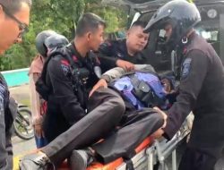 Foto Personel Brimob di Riau Bantu Warga Terkapar di Pinggir Jalan
