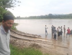 Foto Warga Siguntur Dharmasraya Dilaporkan Hanyut Terseret Arus Sungai Batanghari
