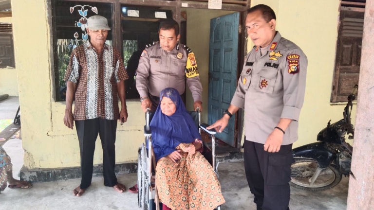 Foto Polda Riau Kembali Salurkan Bantuan Kursi Roda, Kombes Sunarto: Alhamdulillah, Sudah 10 Unit Disalurkan
