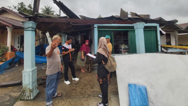 Foto Hujan Disertai Badai Hantam Pemukiman Warga di Pasie Laweh
