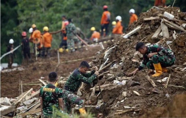 Foto Tim SAR Sisakan Pencarian Enam Korban Hilang Gempa Cianjur