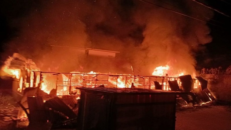 Foto Lima Rumah di Parupuak Tabing Terbakar