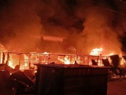 Foto Lima Rumah di Parupuak Tabing Terbakar