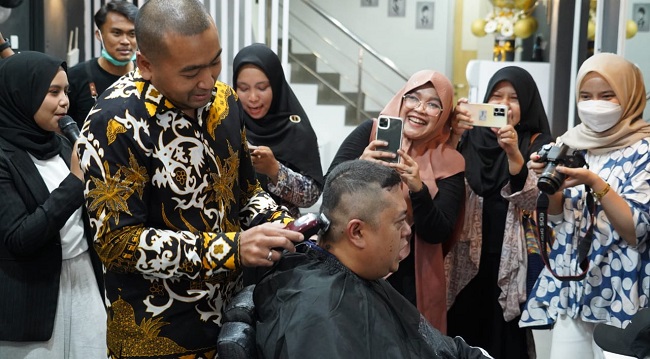 Foto UMKM di Padang Terus Bergerak, Wagub dan Walikota Resmikan Hadirnya Coga Barbershop
