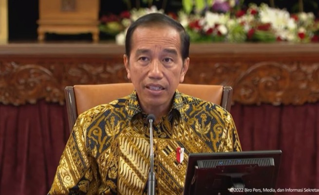 Foto Jokowi: Pandemi Belum Sepenuhnya Berakhir, Tetap Gunakan Masker di Keramaian!