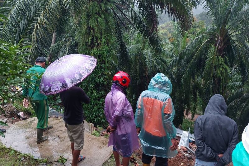 Foto Banjir Landa Kajai Pasaman Barat, Satu Rumah Ambruk