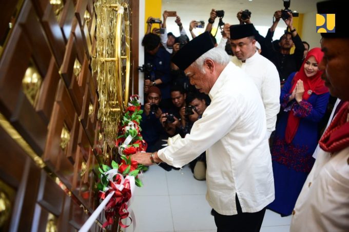 Foto Mewakili Presiden Jokowi, Menteri Basuki Resmikan Masjid Agung Dharmasraya