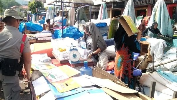 Foto Satpol PP Padang Tertibkan PKL di Pasar Raya Barat