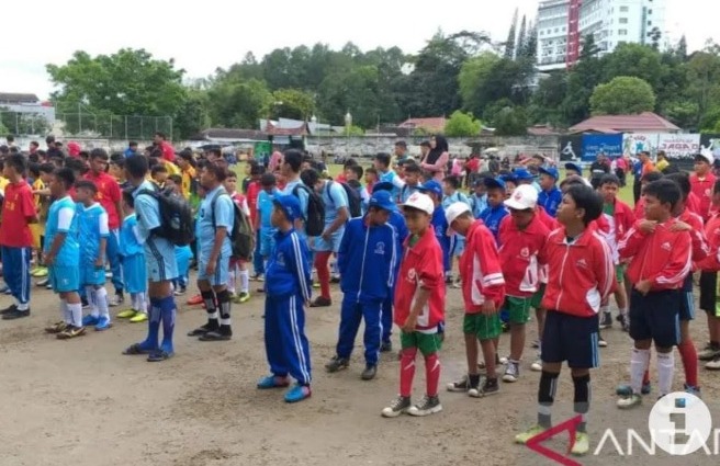 Foto Turnamen Sepakbola Tingkat SD se Kota Bukittinggi Ditabuh