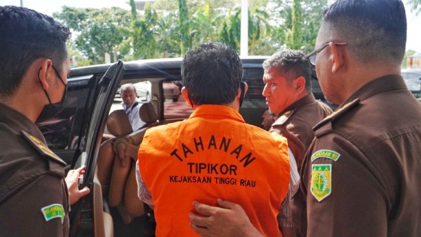 Foto Mantan Anggota DPRD Inhu Ditahan Kejati Riau, Ini Kasusnya