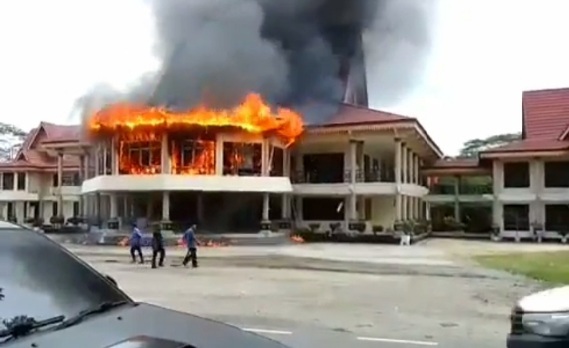 Foto Kebakaran, Api Berkobar di Gedung DPRD Inhu