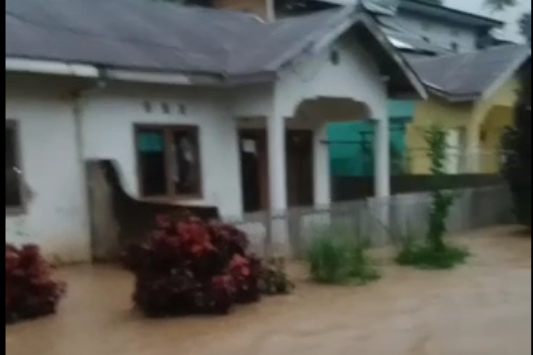 Foto Hujan Sejak Siang, Padang Banjir