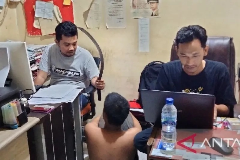 Foto Polresta Padang Pidanakan Pelajar Bawa Celurit Panjang Hendak Tawuran