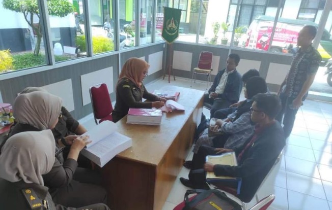 Foto Kejari Bukittinggi Tahan 3 Tersangka Dugaan Kasus Investasi Bodong Jilbab dan Mukena