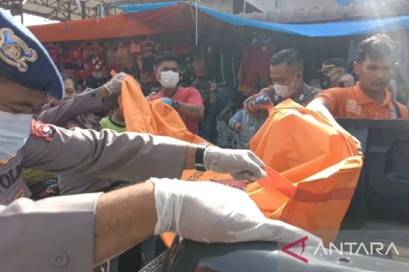 Foto Heboh, Penemuan Mayat Pria di Pasar Raya Padang Sudah Membusuk